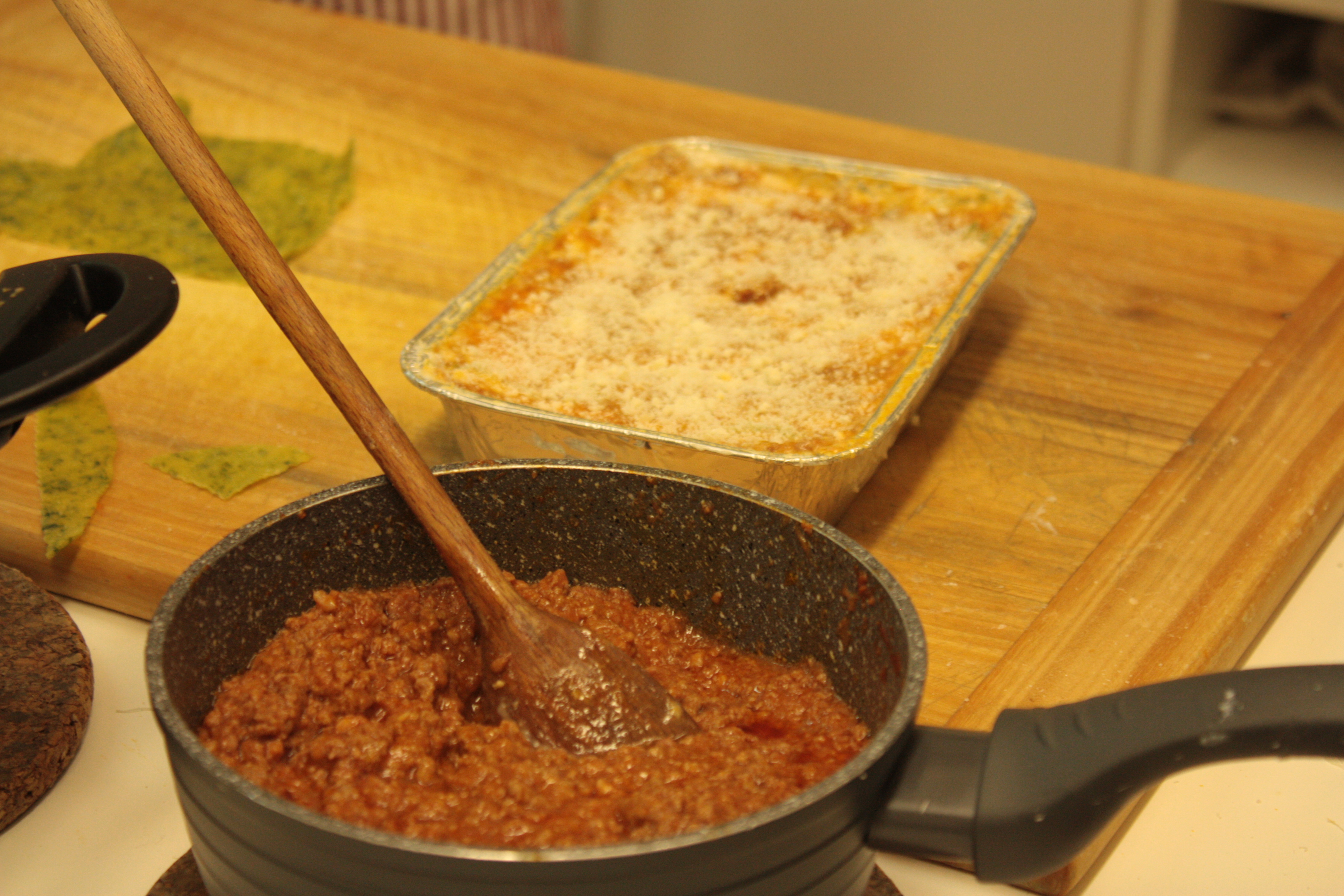 lasagne con pasta verde in preparazione