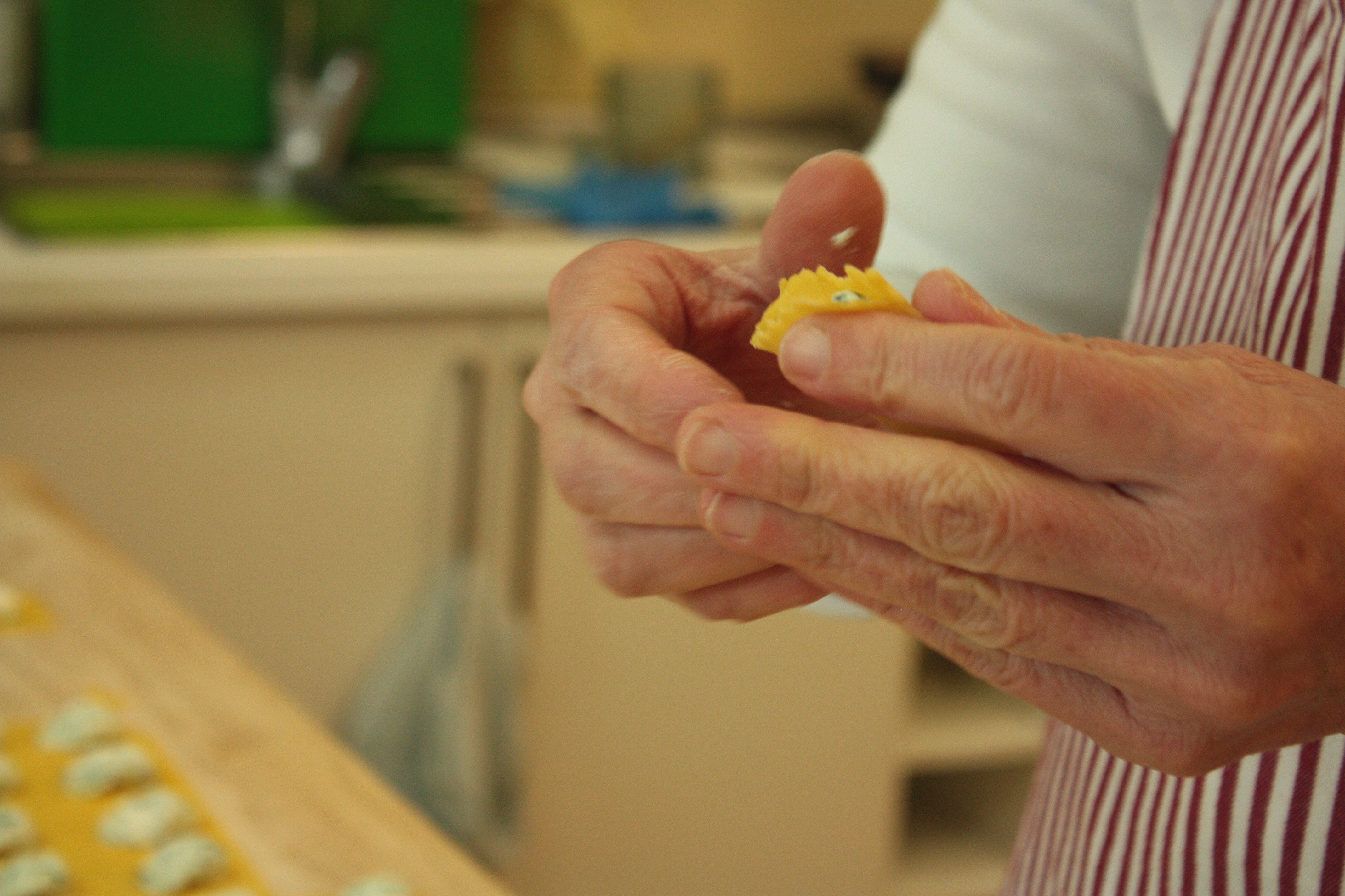 chiusura a mano del tortellone