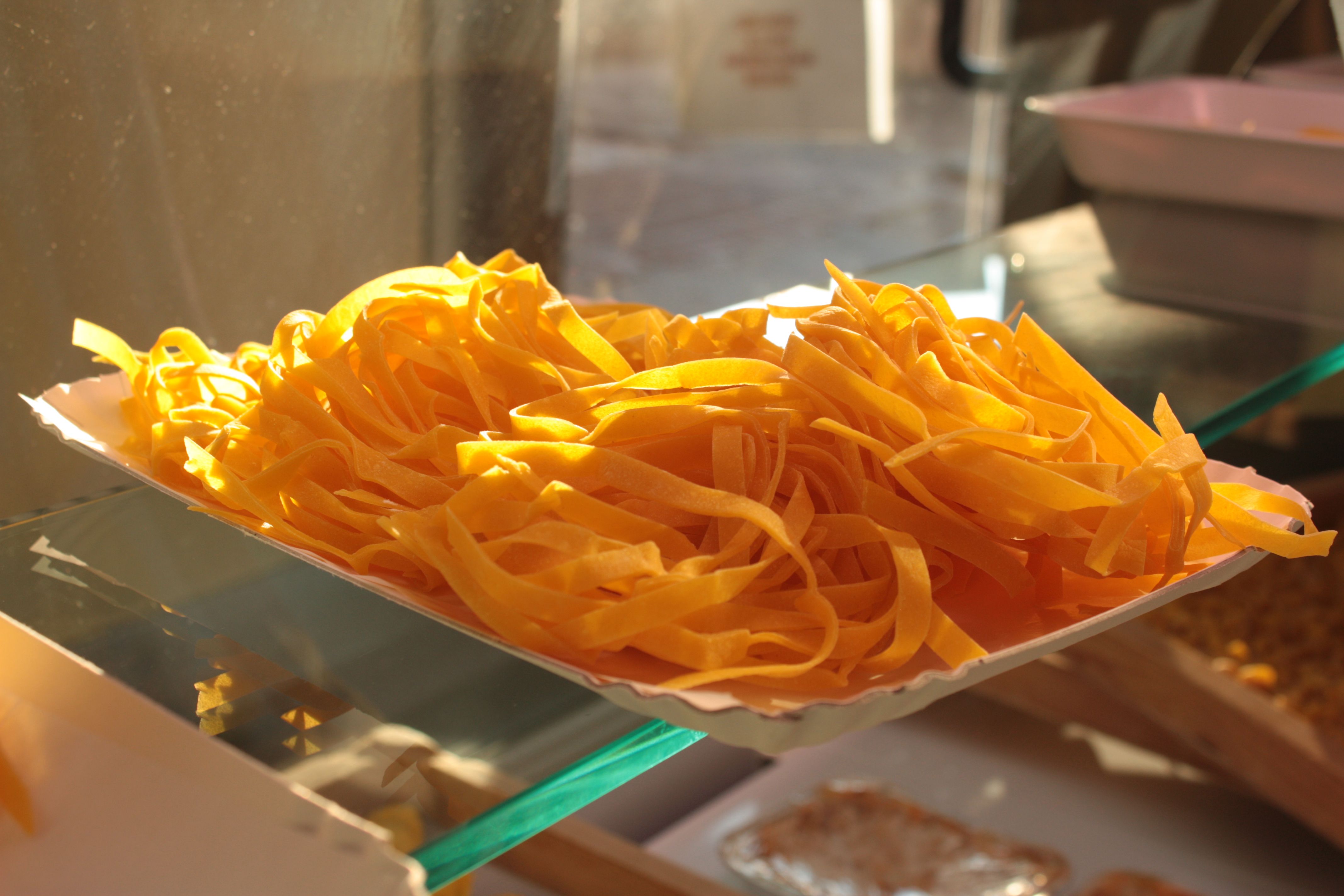 tagliatelle con pasta gialla nel banco